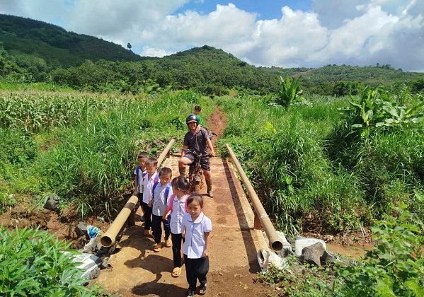 Cây cầu đón Tết Độc lập, mừng ngày khai giảng
