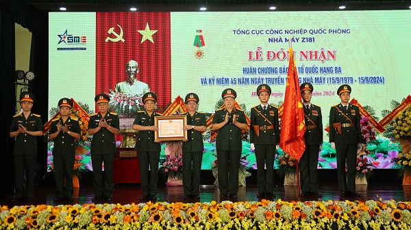 Nhà máy Z181 đón nhận Huân chương Bảo vệ Tổ quốc hạng Ba
