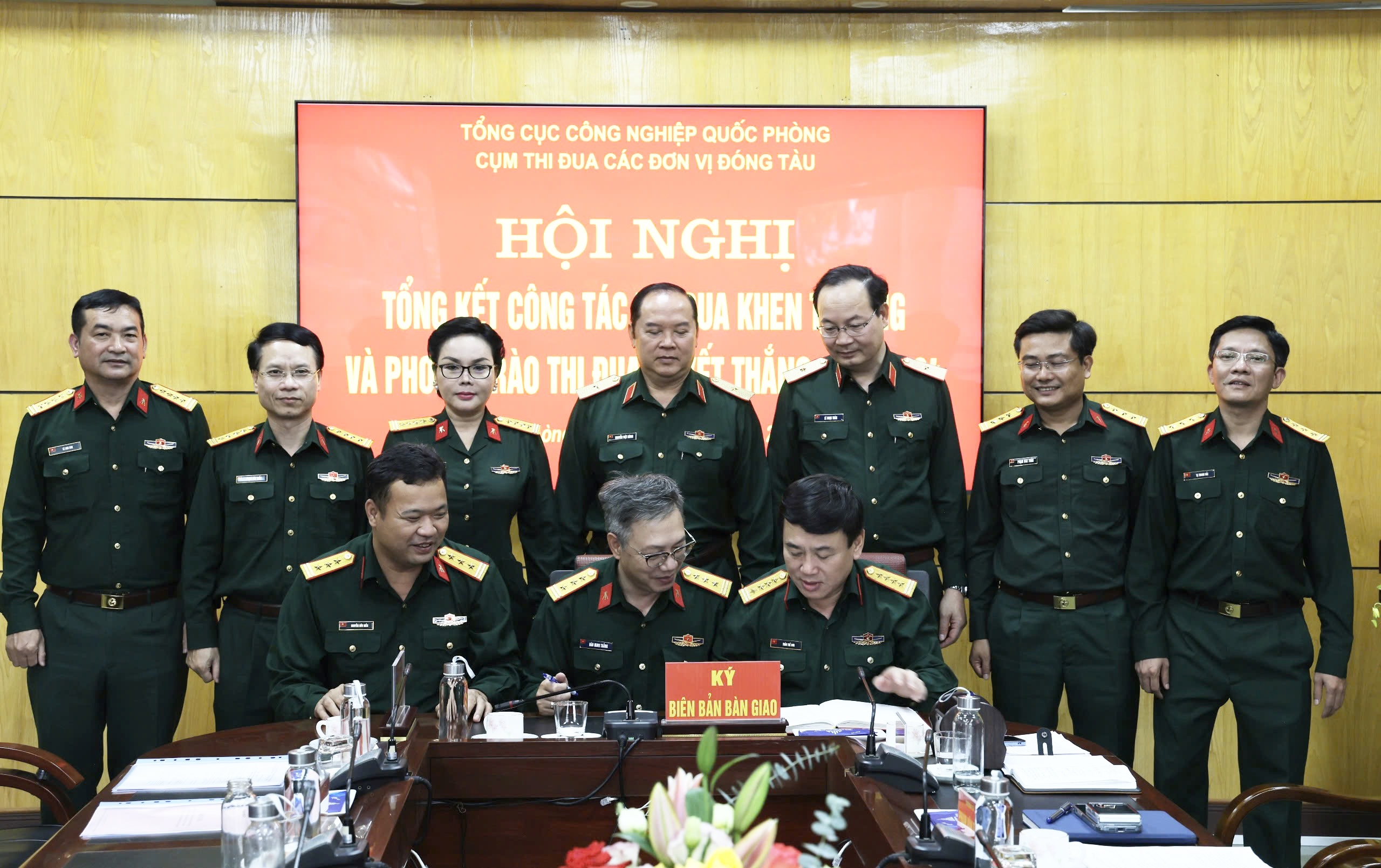 Hướng thi đua vào giải quyết các khâu căng, việc khó