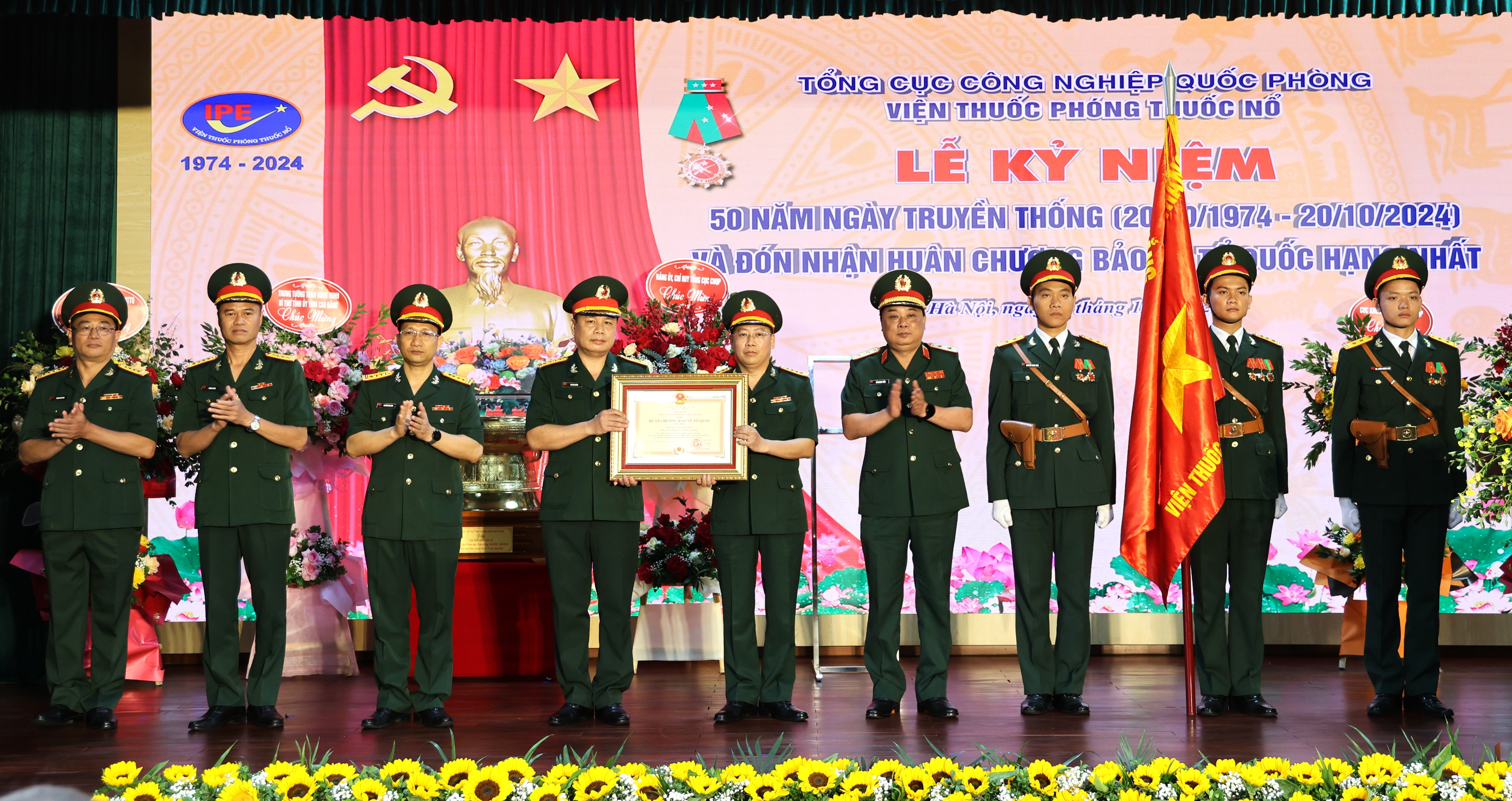 Viện Thuốc phóng Thuốc nổ đón nhận Huân chương Bảo vệ Tổ quốc hạng Nhất