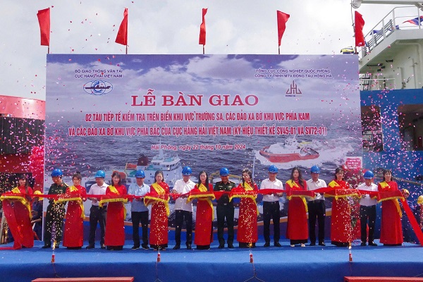 Công ty Đóng tàu Hồng Hà bàn giao tàu tiếp tế kiểm tra trên biển