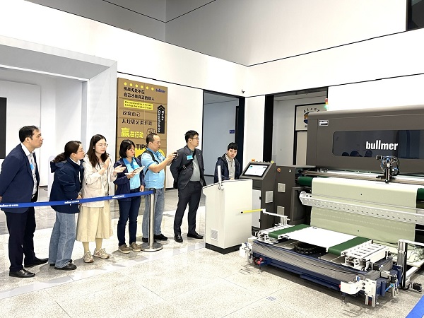 Đoàn công tác của Nhà máy Z176 làm việc tại Trung Quốc