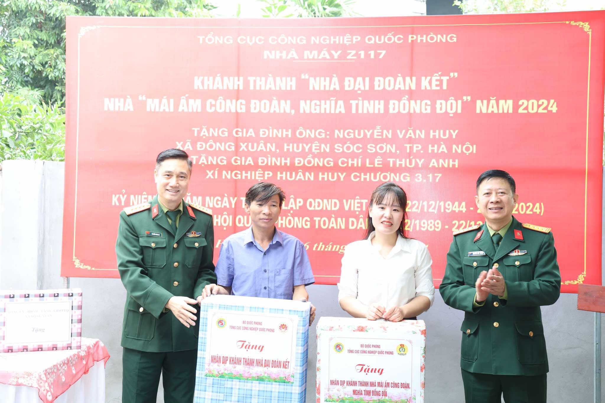 Nhà máy Z117 và Nhà máy Z125 bàn giao nhà tặng các đối tượng
