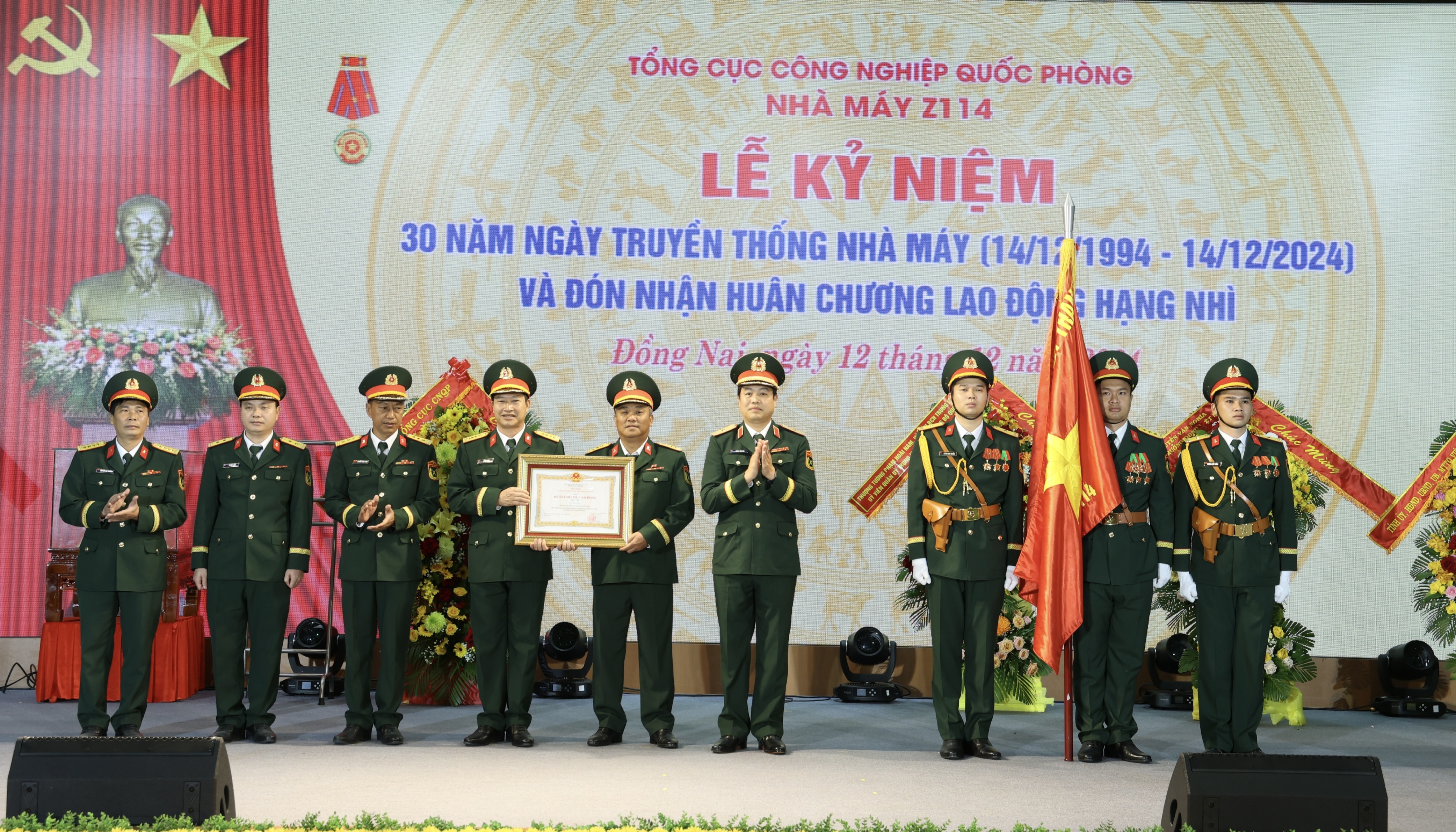 Nhà máy Z114 đón nhận Huân chương Lao động hạng Nhì