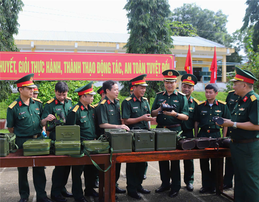 Bộ Quốc phòng khảo sát chất lượng vũ khí, trang bị tại Sư đoàn 10, Quân đoàn 34