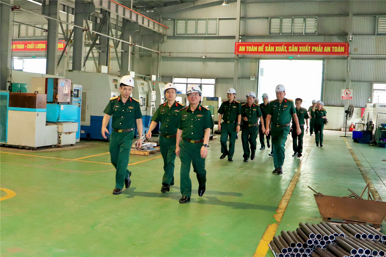 Thiếu tướng Phạm Thanh Khiết kiểm tra công tác khắc phục hậu quả bão lũ tại các đơn vị trên địa bàn tỉnh Thái Nguyên