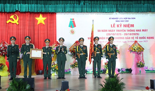 Nhà máy X51 đón nhận Huân chương Bảo vệ Tổ quốc hạng Ba