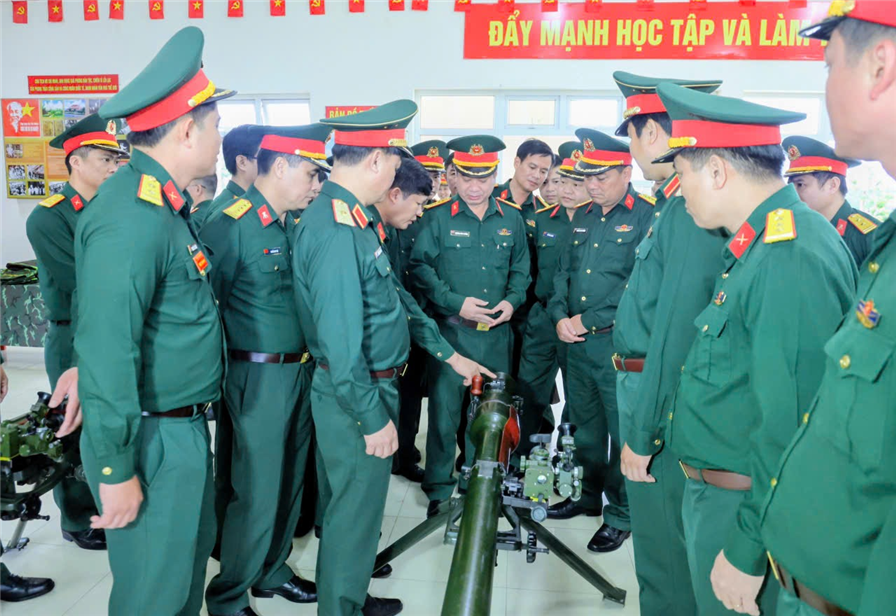 Bộ Quốc phòng khảo sát chất lượng sản phẩm vũ khí Việt Nam tại Quân khu 4